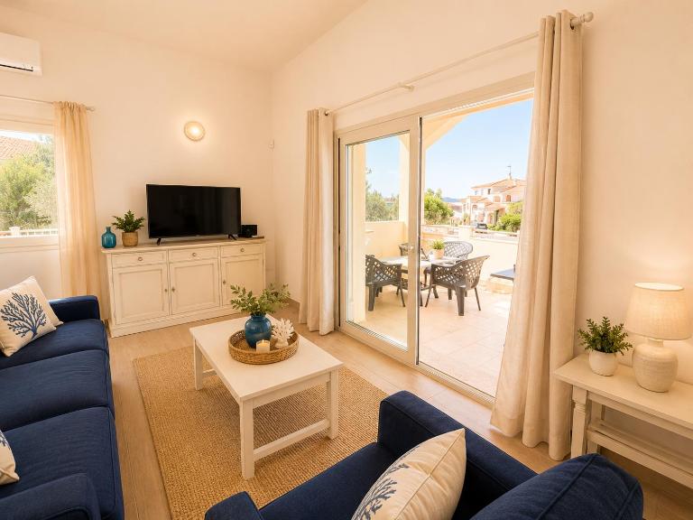 Villa with garden, beach 100 meters away, BBQ and AC - B&B Golfo Aranci
