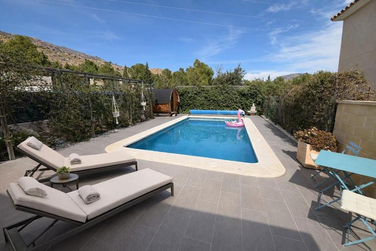 Villa Leviosa located in quiet area with pool! - B&B Aguas de Busot