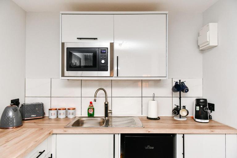 Swansea Gateway Studio with Garden fast WiFi & parking included - Chambres d'hôtes Cockwood