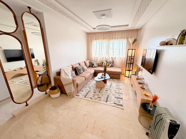 Stylish 2Br Apartment in Harhoura 5 min to Beach & Free Parking - B&B Temara