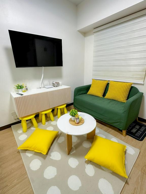 2BR Condo with Full Kitchen, Balcony and Wi-Fi in QC - B&B Manila