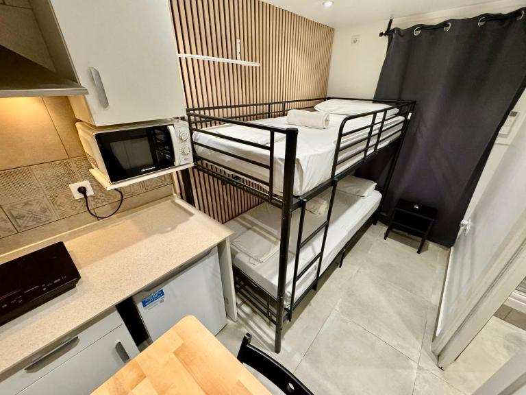 Nuevo Estudio con baño privado frente al metro BCN - Bed and Breakfast L'Hospitalet de Llobregat