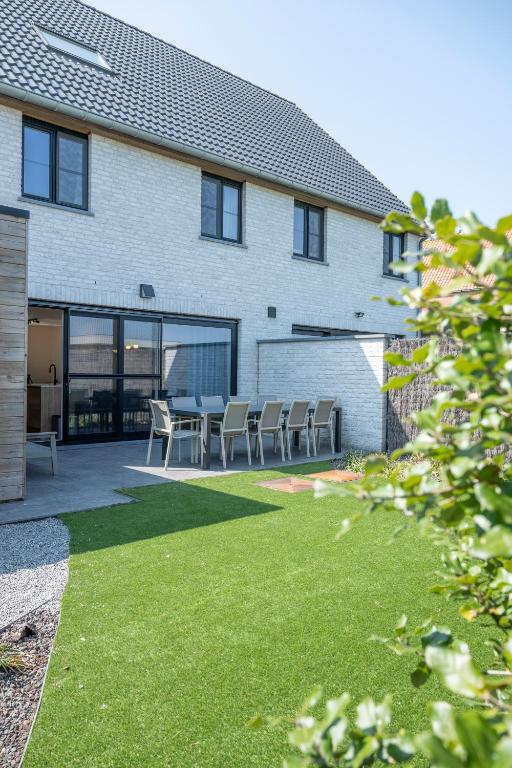 Beautiful Holiday Home for 10 with Garden - B&B De Haan