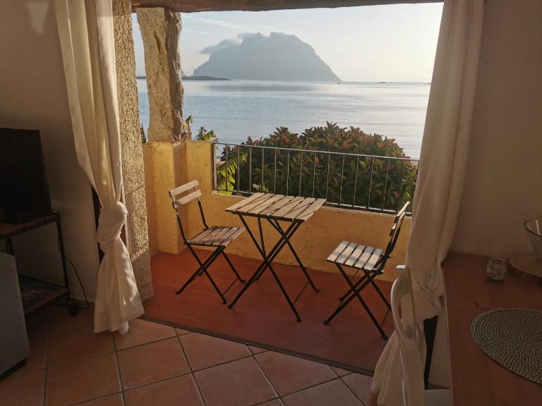 On the beach Nino's appartment - B&B Porto San Paolo