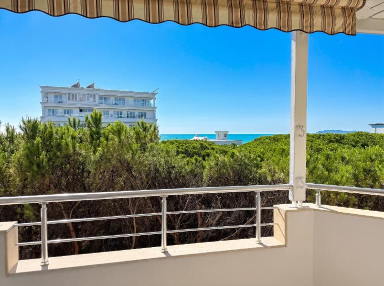 Sea Breeze Apartment with Balcony - B&B Golem