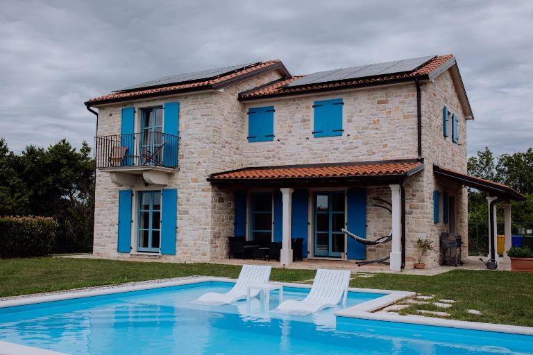 Villa Francesca with Private Pool & Designer Interior - B&B Kaštel
