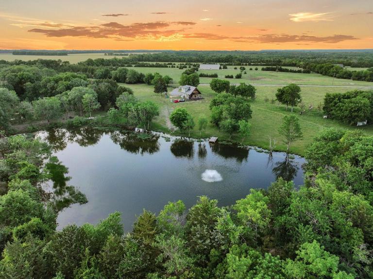 Luxury Longhorn Ranch Retreat, Hot Tub, Pond views - Bed and Breakfast Bonham
