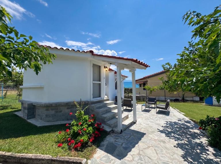 Potidea Seashell Garden House 70m from Beach Garden and Private Parking - B&B Nea Potidaia