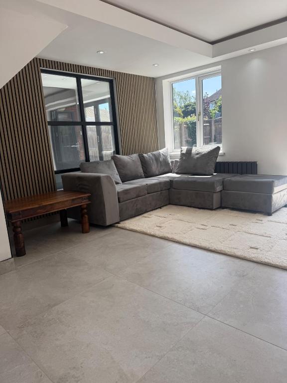 Aylesbury - Sleeps 6 - Parking - Central Location - B&B Aylesbury