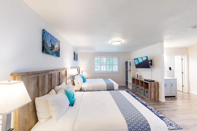 Retro-chic beach room with fast WiFI - walk to downtown shops & eateries - B&B Bandon