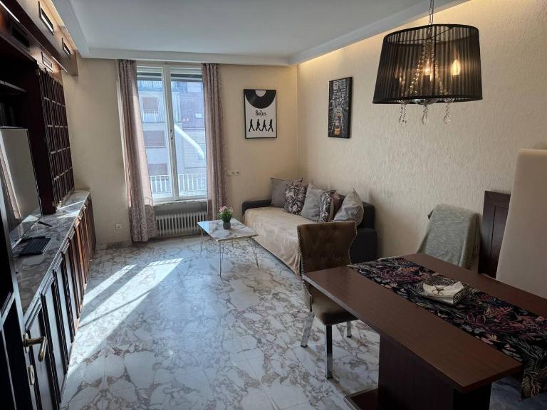 Central Historic Apartment in the Heart of Vienna - Bed and Breakfast Wenen