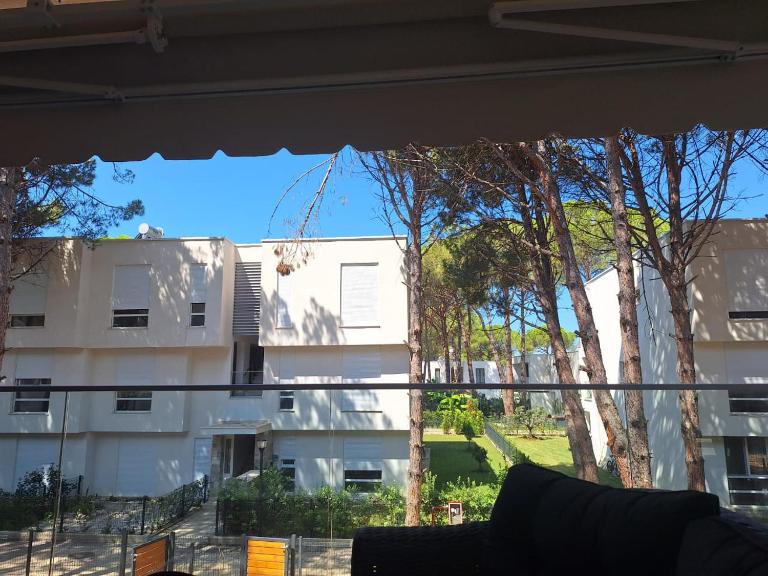 The Coastal Pine - 2BR Apartment with Large Balcony & BBQ in San Pietro Premium Zone - Bed and Breakfast Draç