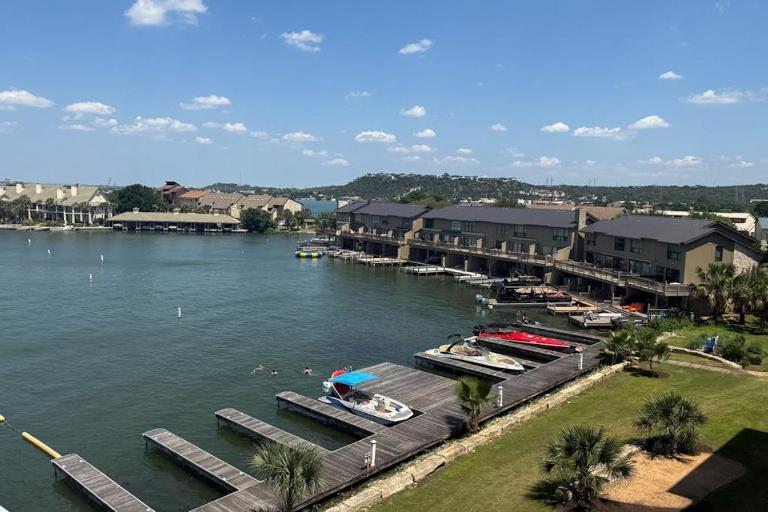 Stunning Lakefront Home on Lake LBJ with Private Balconies - Close to Yacht Club - Bed and Breakfast Horseshoe Bay