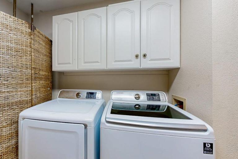 Spacious Lakefront Hideaway with Decks, Grill, Billiards, Tennis & Pool - B&B Spicewood