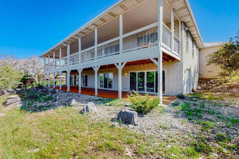 2-Story Home with Covered Patio, Balcony, Fireplace, Streaming, Great Views, W/D - B&B Kerrville
