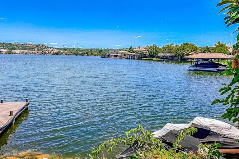 Contemporary, Dog-Friendly Townhouse with Balcony, Pool & Day Docks - Bed and Breakfast Horseshoe Bay