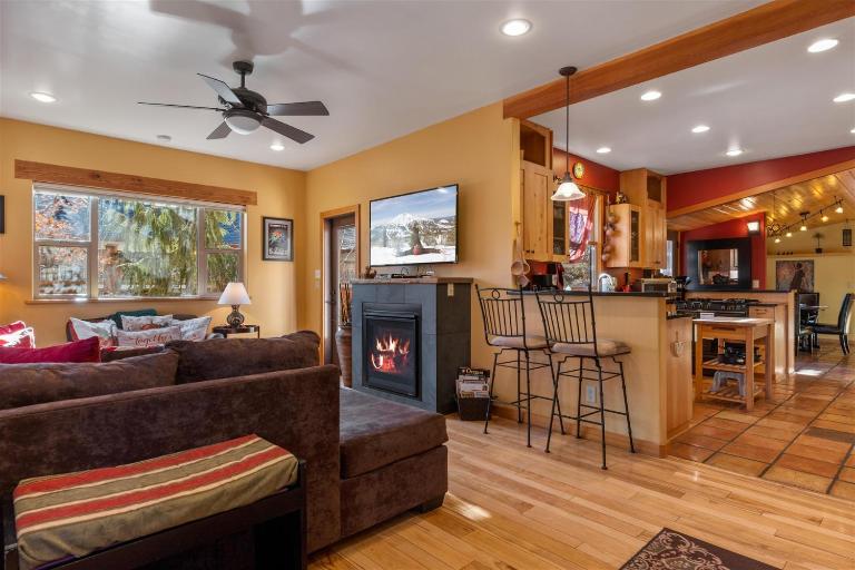 Bluebird Day - Desert Zen in Bend with 2 queens, fenced yard, fireplace, Walk everywhere! - Bed and Breakfast Bend
