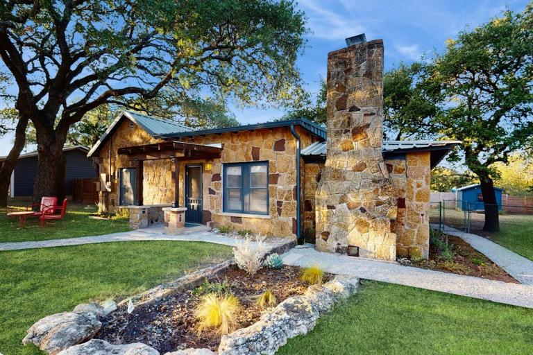 Blue Haus with Hot Tub, Shuffleboard, EV Charger - Walk to Town & Wineries - Ferienwohnung Johnson City
