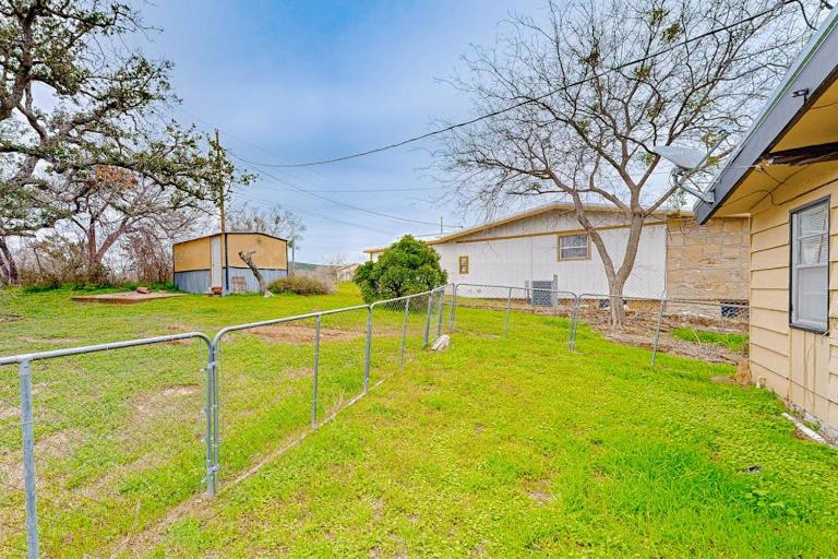 Cozy Dog-Friendly House Near Water with Enclosed Yard, Grill, & Equipped Kitchen - Bed and Breakfast Burnet
