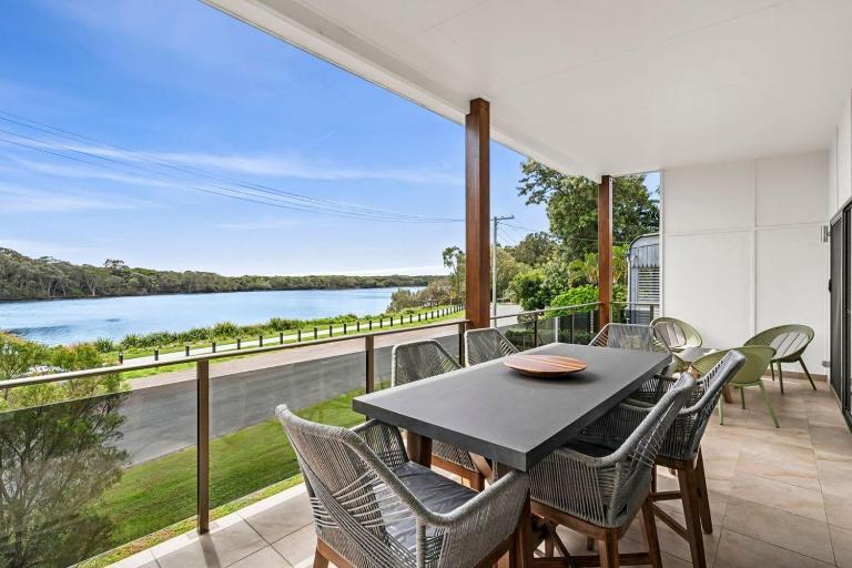 Currimundi Lake House - B&B Kawana Waters