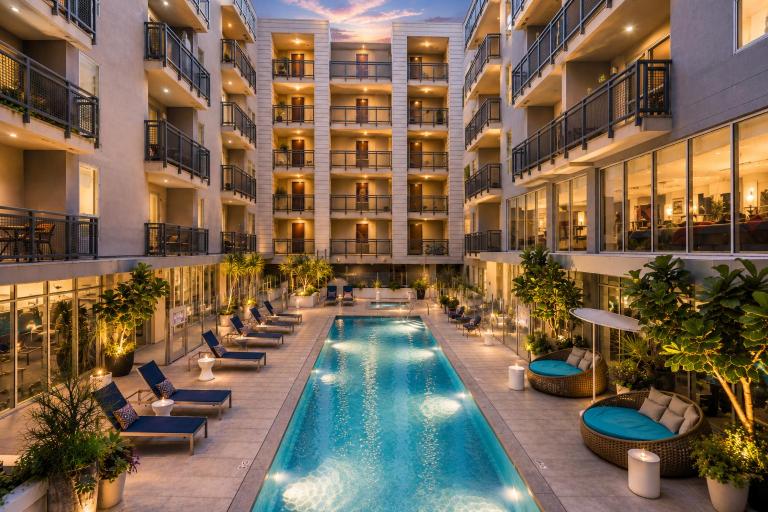Stylish Apt Near Americana - B&B Glendale