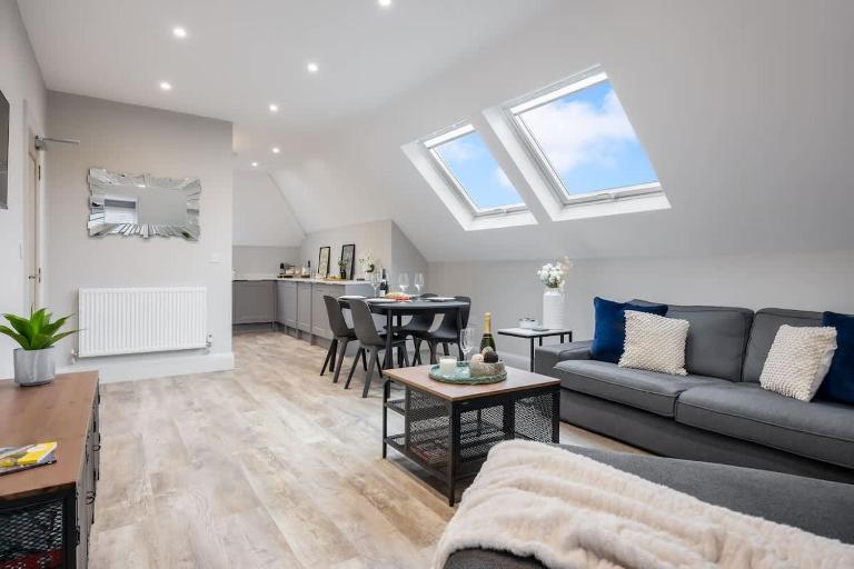 SOBO Loft Sleek Southbourne 2-Bedroom Apartment Close to SOBO Beach - B&B Southbourne