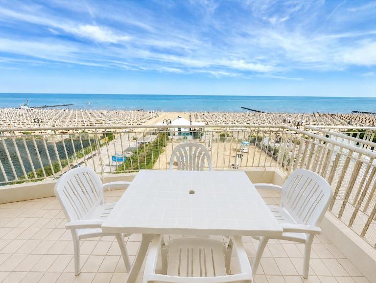 Villa Emy Fronte Mare - Carraro Immobiliare - Family Apartments - Bed and Breakfast Lido di Jesolo