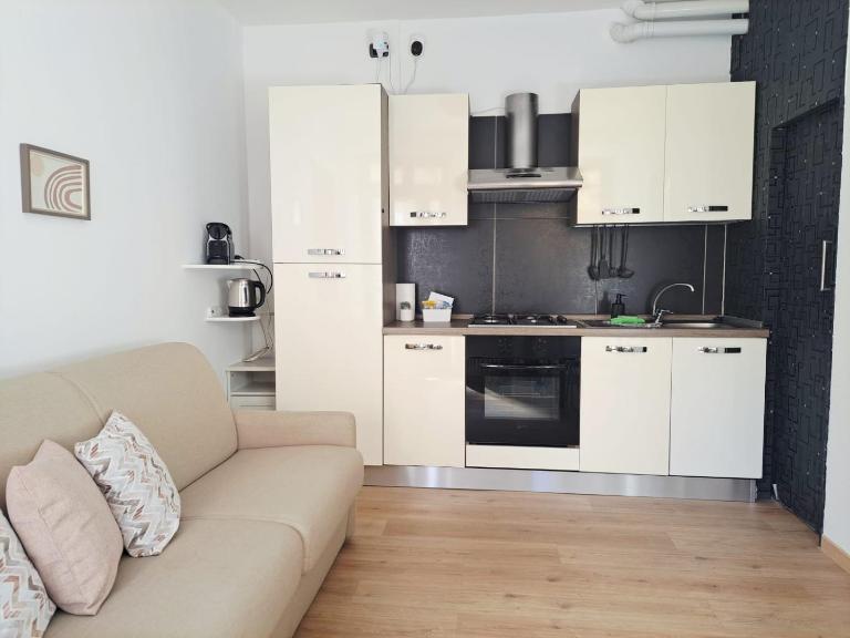 Luca's Home by Quokka 360 - Close to Como Downtown - B&B Como