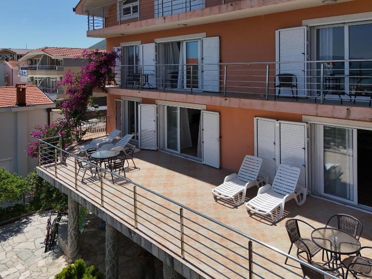 Apartment Orange Blossom First Line & Pool 1 - B&B Bijela
