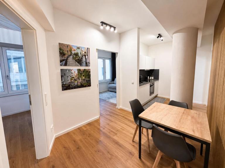 GoldenKey-Suites - Luxury Suite 'Fuggerei' - At Rathausplatz in the Heart of Augsburg - New in 2026 - Air-Conditioned - B&B Augsburgo