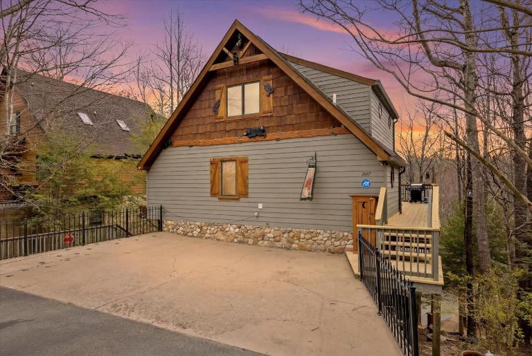 Bear Valley Cabin by Beyond Expectations w Hot Tub - Bed and Breakfast Pigeon Forge