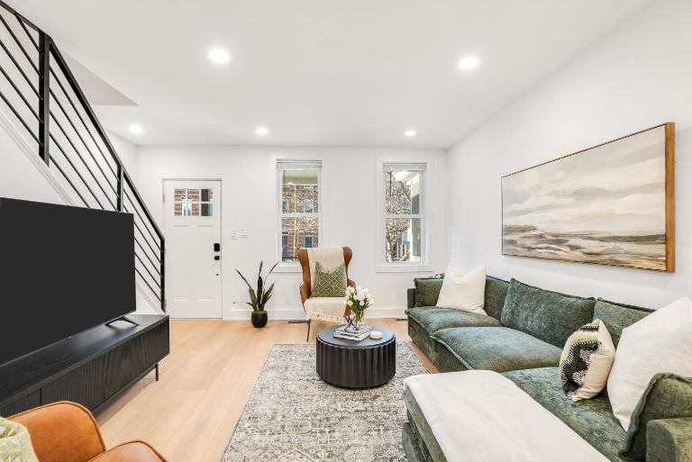 Inner Harbor Home w Private Parking Sleeps 8 - Bed and Breakfast Baltimore