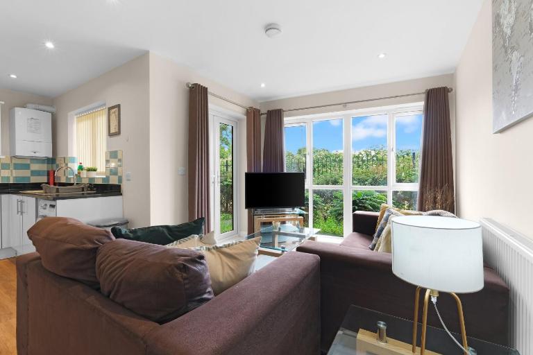 Heathrow Living 2BDR 2BA Apt by 360 Stays - Apt 02 - Bed and Breakfast Stanwell