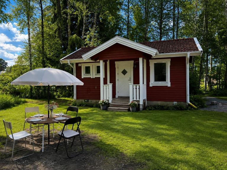Nyrenoverad stuga mellan två sjöar - Ferienwohnung Järlåsa