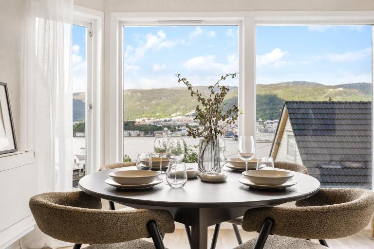 Newly renovated in 2026 - Spectacular view - Large living room - Ferienwohnung Bergen