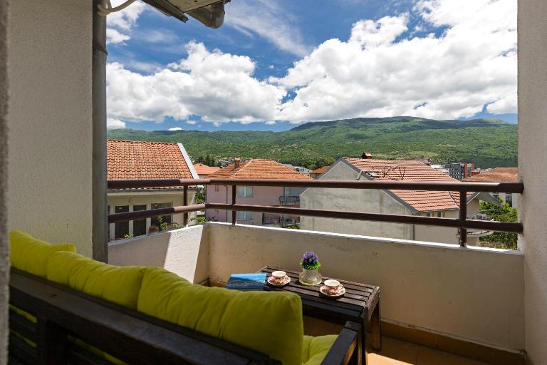 Dora Central Apartment - Free Parking & Sunrise View - Chambres d'hôtes Ohrid