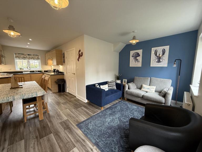 Sea Esta, The Bay, 2 bedrooms, patio garden, parking nearby, 2 dogs welcome - B&B Filey