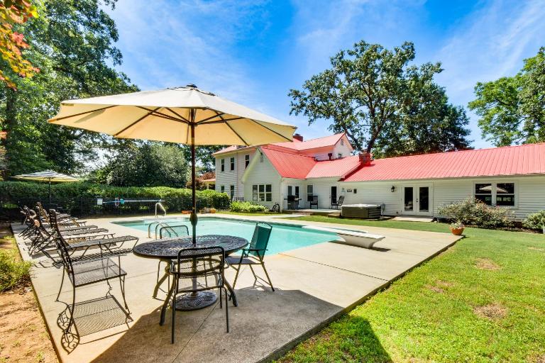 Historic Farmhouse: Memorable Moments Near Clemson - B&B Seneca