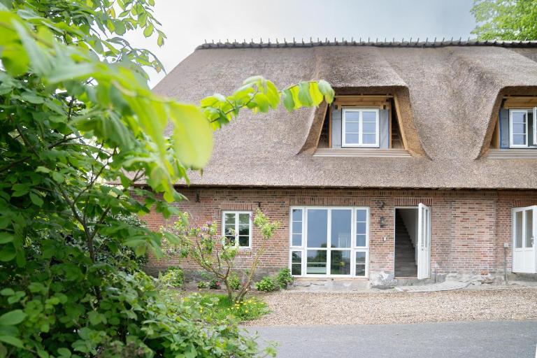 Das Reetdachhaus der Familie Sommer - Bed and Breakfast Scheggerott