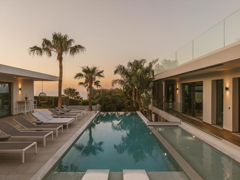 Villa Lydia I Superb views, two pools, next to the city - B&B Kissamos