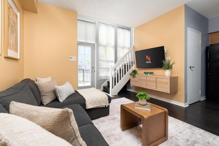Two Story Loft w 2 beds close to Lakeshore - B&B Toronto
