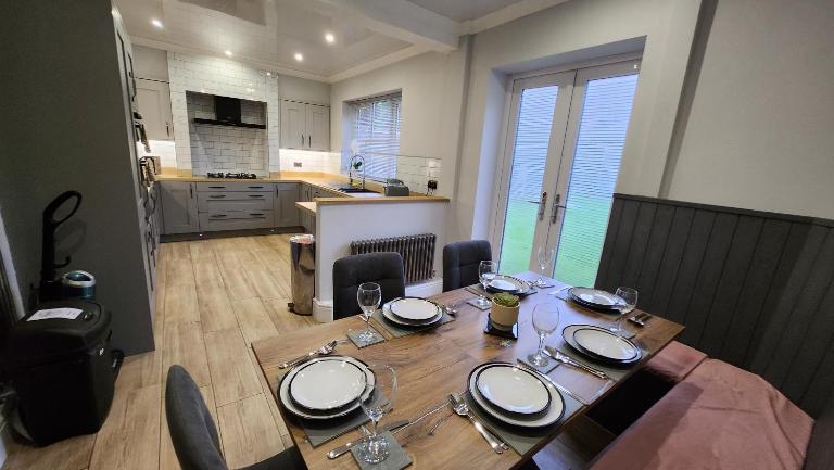 3 Bedroom 4 Beds Cozy Home with Free Parking Contractors Welcome - B&B Farnworth
