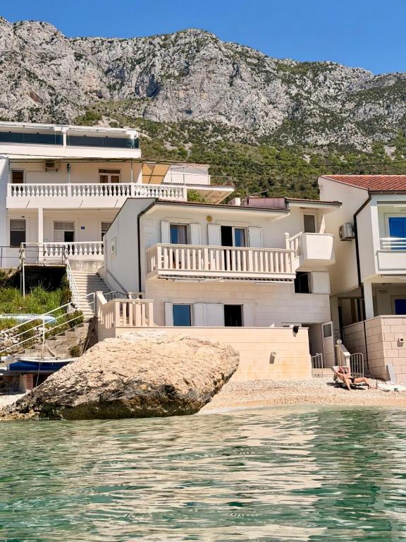 Villa Ocean Breeze First Row - Chambres d'hôtes Brist