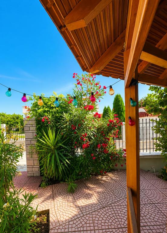 Mediterranean Resort with Garden, 500m from the Sea - Ferienwohnung Néa Kallikráteia