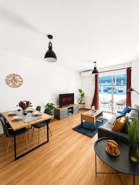 Lumina I Comfy 3-room Apartment with Balcony I AC I Coffee Maker I Parking - B&B Lodz