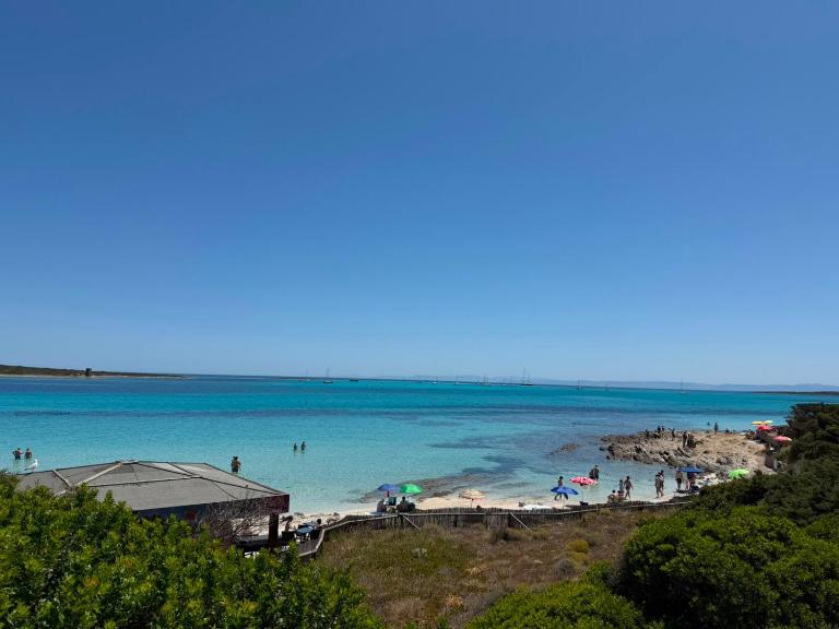 Elegant Apartment 5 min to the Sea with Pool, Garden, Parking, WiFi & Car Rent - B&B Santa Maria Coghinas
