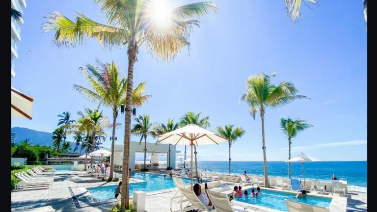 Wake Up to Stunning Beach & Harbor Views - Chambres d'hôtes Puerto Vallarta