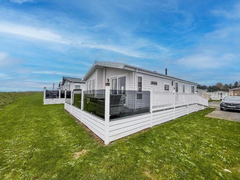 Stunning Lodge With Full Sea Views And Decking At Broadland Sands Ref 20076Cf - B&B Hopton