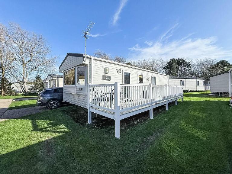 Homely Caravan With Outside Decking At Broadland Sands Ref 20380Bs - B&B Hopton