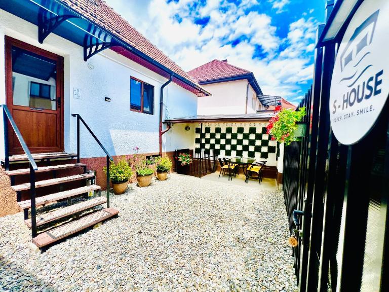 S-HOUSE Cozy Apartment - 2 Dormitoare, Curte Privatǎ & Parcare - Bed and Breakfast Avrig